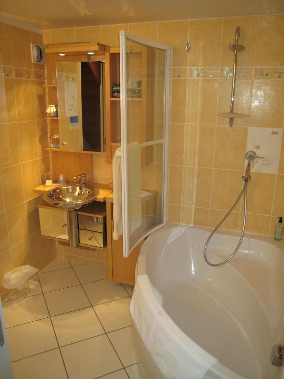Hotel Le Manoir Aux Vaches Yvetot Esterno foto